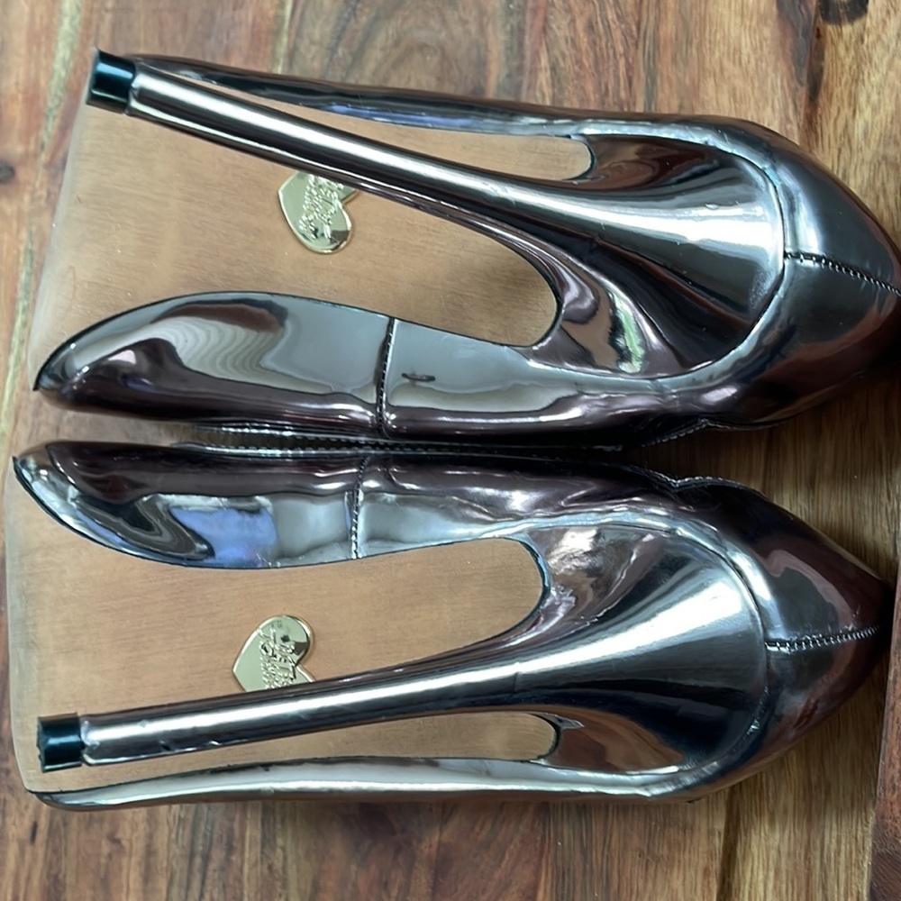 Betsey Johnson “Mimie” Heart Cutout Metallic High Heels. Excellent condition - Picture 7 of 14